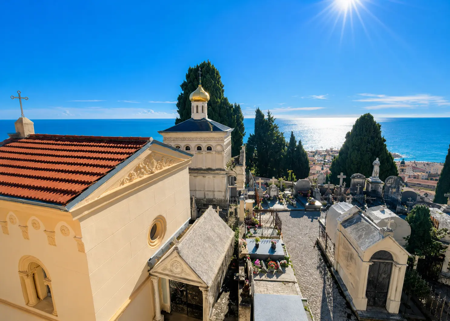 Le cimetière du Vieux Château de Menton avec vue panoramique sur la baie