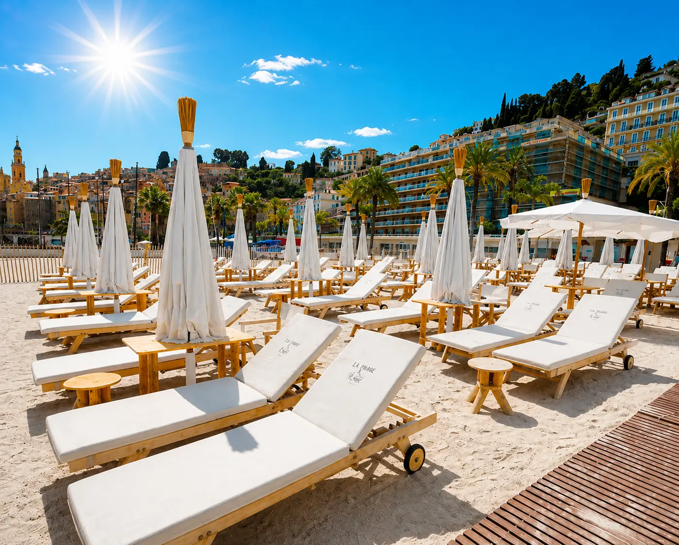 Plage privée de la Promenade du Soleil à Menton avec transats et parasols