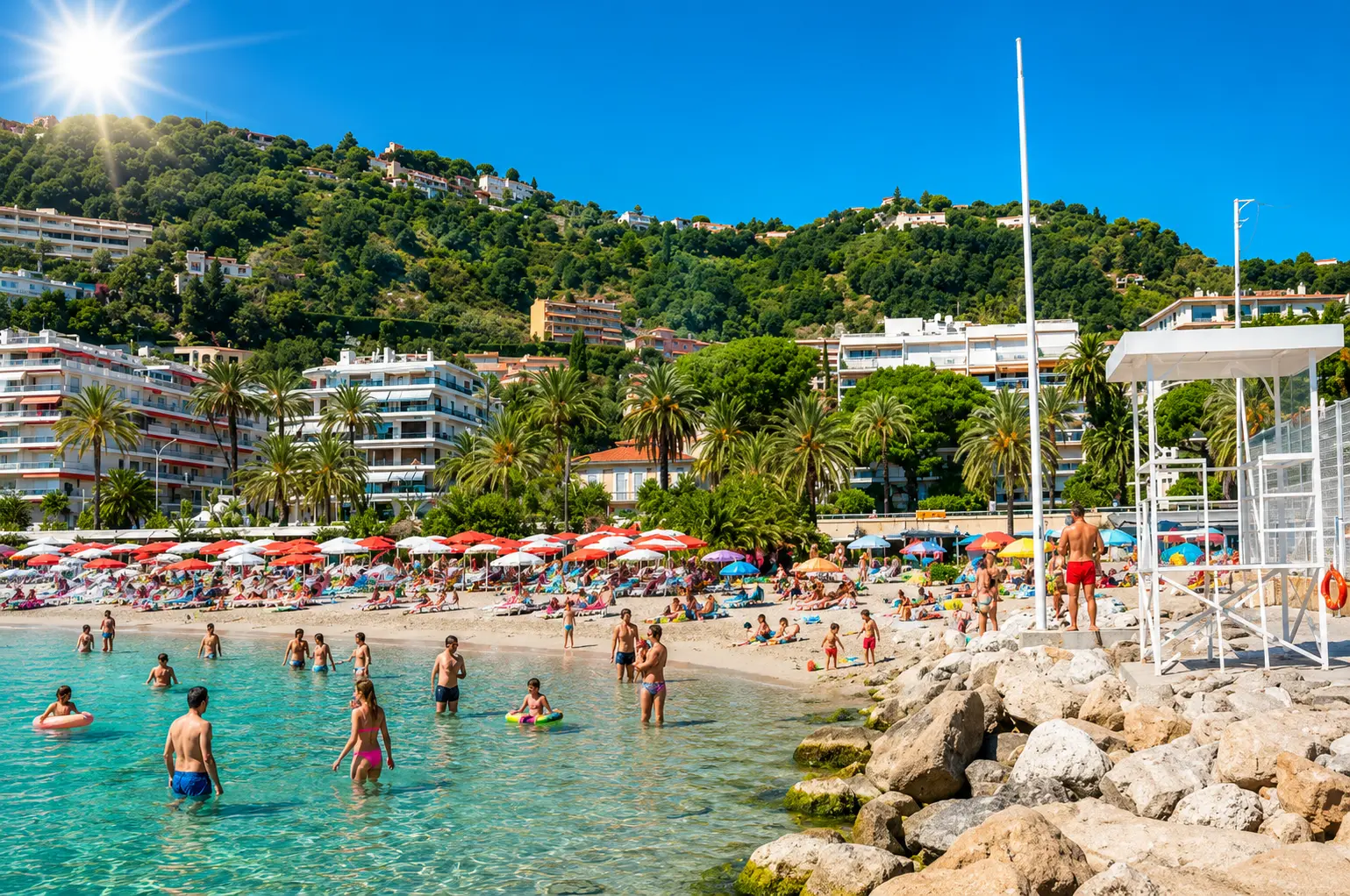Plage des Rondelli à Menton, plage de galets avec végétation méditerranéenne